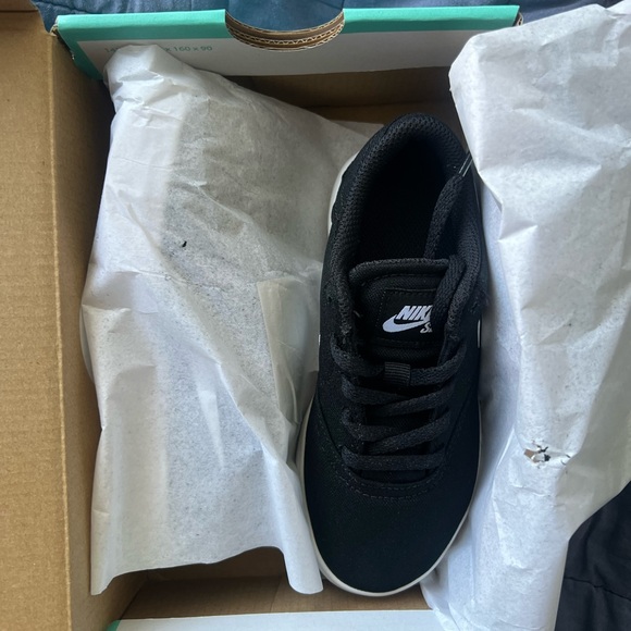 Nike sb skater shoes for kids size 11C. Retails $50 brand new never worn. - Picture 4 of 5